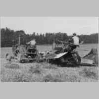 022-0593 Gross Koewe,  Getreideernte mit Lanzbullgog und Selbstbinder im Jahre 1942 auf Gut Koewe.jpg